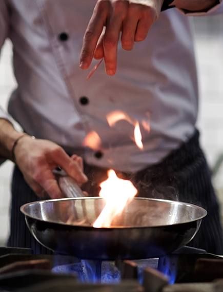 chef cucina ristorante padella fuoco