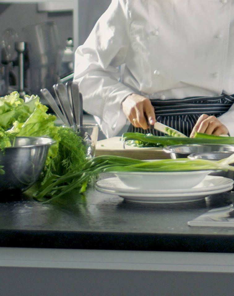 aiuto cuoco postazione verdure ristorante hotel